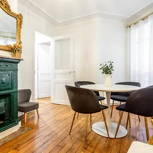 https://abbesses-superbe-appartement-avec-cheminees.fr-paris.fr